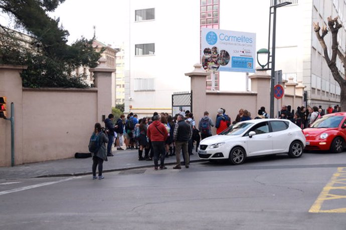 Pla general de la porta de l'escola Carmelites de Tarragona. Foto del 12 de mar del 2020 (Horitzontal).