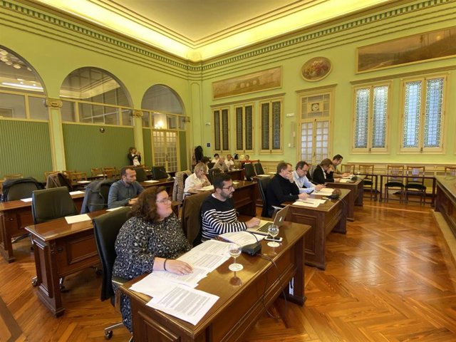 Comisión de Asuntos Sociales, Derechos Humanos y Deportes del Parlament balear, reunida este jueves.