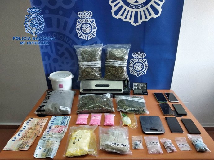 Material intervenido por la Policía Nacional en Tudela en una operación en la que ha desmantelado un punto de venta de droga.