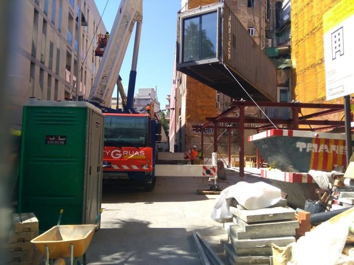 Instalación del primer módulo del primer edificio de alojamientos Aprop de Barcelona