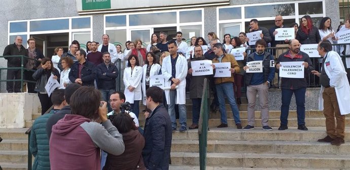 Imagen de archivo de la concentración de rechazo a la agresión de un trabajador sanitario del hospital Juan Ramón Jiménez