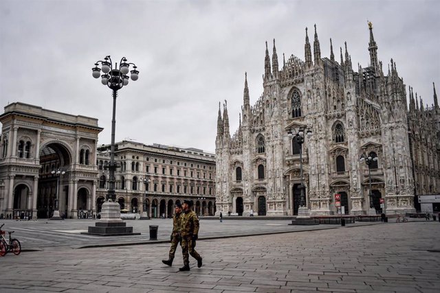 Dos policías en la plaza del Duomo de Milán vacía