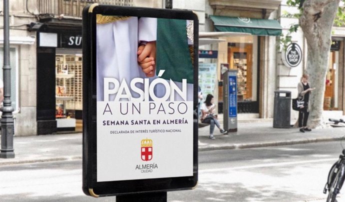 Un mupi promociona la Semana Santa de Almería