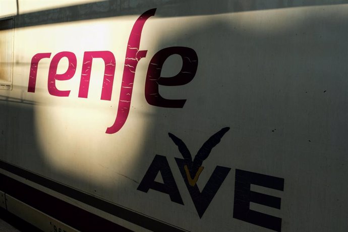 Vagón de un tren AVE de Renfe en las vías de la Estación de Atocha, en Madrid (España), a 6 de febrero de 2020.