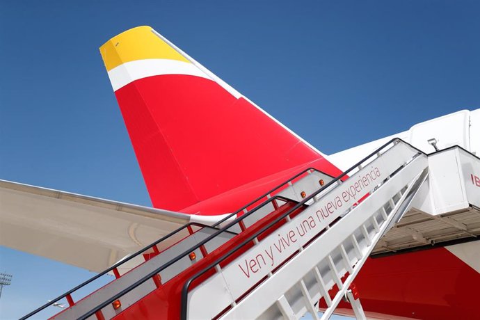 Entrada trasera del nuevo avión A350, de la aerolínea Iberia, bautizado como 'Juan Sebastián Elcano', en honor al marino español, presentado en las instalaciones de Iberia, próximas al aeropuerto Madrid-Barajas.