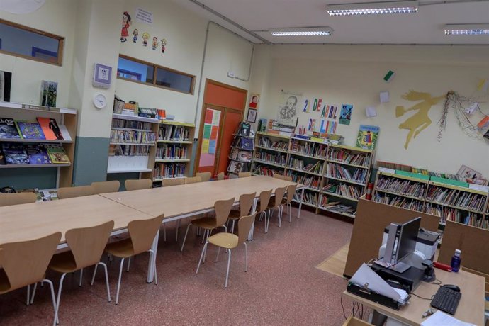 Una de las aulas completamente vacía perteneciente a un colegio de la Comunidad de Madrid donde permanecerán cerrados 
