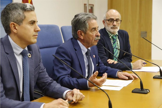 El vicepresidente de Cantabria, Pablo Zuloaga (izda); el presidente regional, Miguel Ángel Revilla (Centro), y el consejero de Sanidad, Miguel Rodríguez