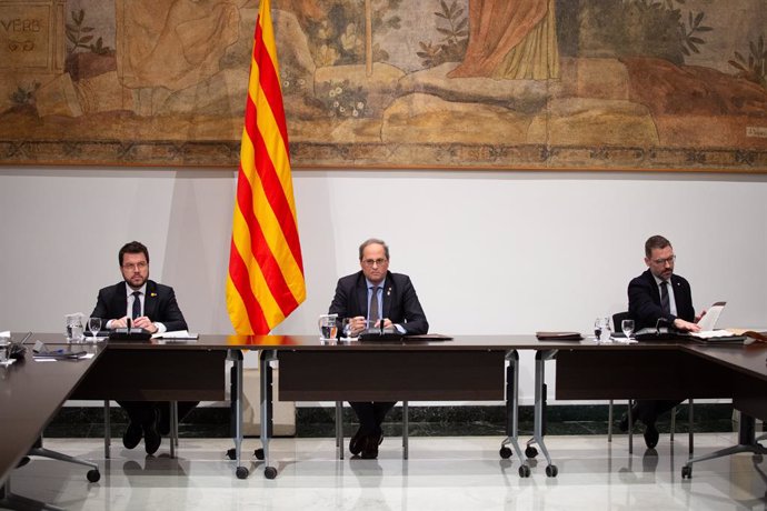 (I-D) El vicepresident de la Generalitat, Pere Aragons; i el president de la Generalitat, Quim Torra, durant una reunió extraordinria del Consell Executiu per analitzar l'evolució del coronavirus, a Barcelona/Catalunya (Espanya) a 12 de mar de 2