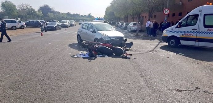 Estado en el que han quedado los dos vehículos colisionados en un accidente en Sevilla Este