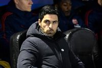 Arteta da positivo y la Premier dice que no para