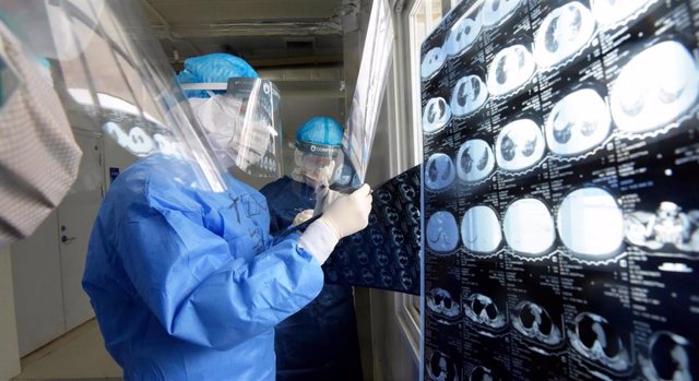 Médicos militares observan pruebas médicas realizadas a pacientes enfermos de coronavirus en China, a 1 de febrero de 2020.