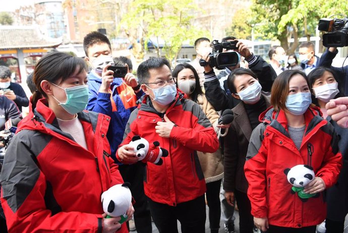 Expertos de un equipo médico chino hablan ante la prensa antes de viajar a Italia para colaborar con las autoridades del país europeo en la lucha contra la coronavirus.
