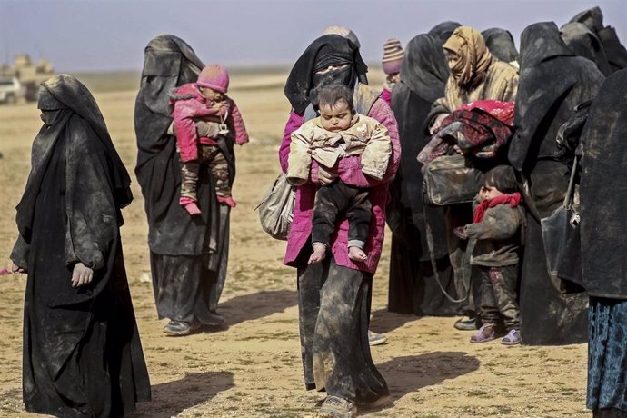 Dones amb nens fugint de Baghuz, últim reducte d'Estat Islmic a Siria