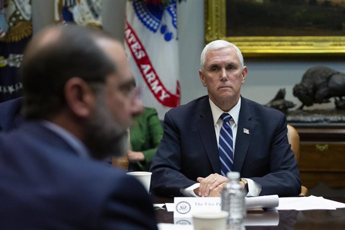 El vicepresidente de Estados Unidos, Mike Pence, escuchando al secretario de Sanidad estadounidense, Alex Azar