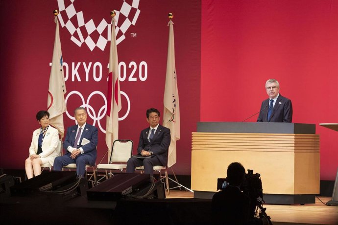 El presidente del COI, Thomas Bach, y el primer ministro de Japón, Shinzo Abe, en el acto del año previo a los Juegos de Tokyo 2020  