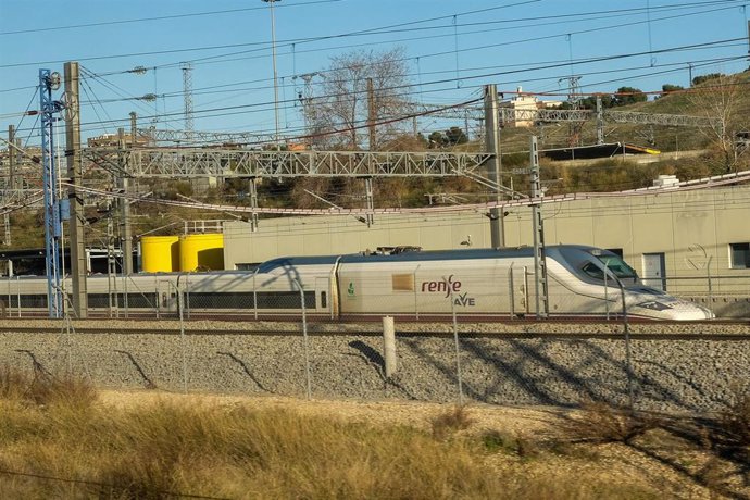 Un tren de AVE de Renfe en las vías exteriores de la Estación de Atocha, en Madrid (España), a 6 de febrero de 2020.