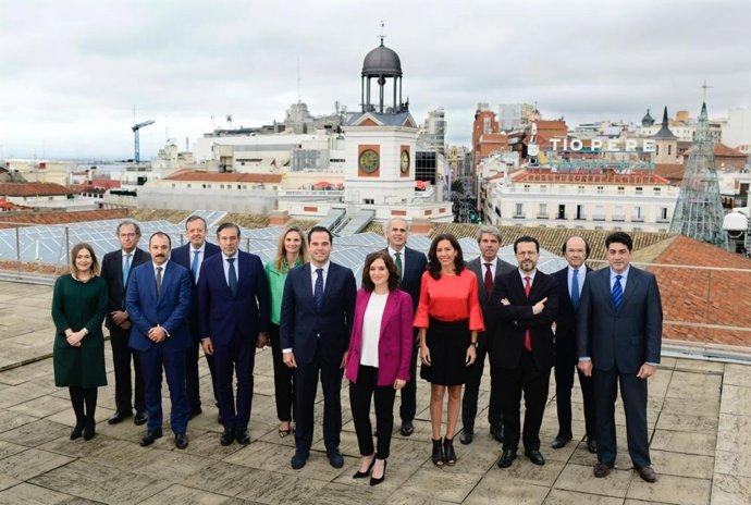 Foto de familia del Gobierno regional de la Comunidad de Madrid