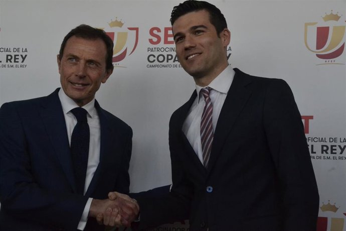 Butragueño estrecha la mano de Martín Ortega, directivo del Leganés