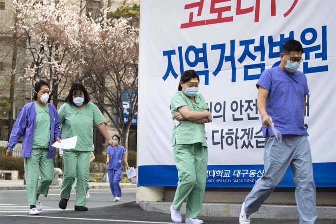 Trabajadores sanitarios en la localidad de Daegu, la más afectada de Corea del Sur por el coronavirus
