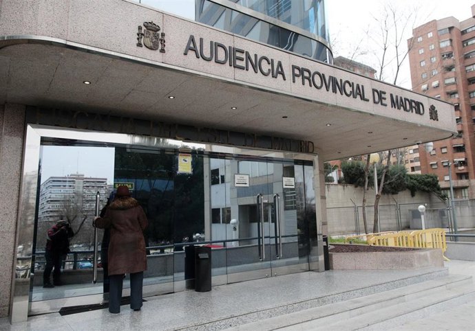 Una mujer entra en el edificio de la Audiencia Provincial de Madird, a 14 de febrero de 2020.