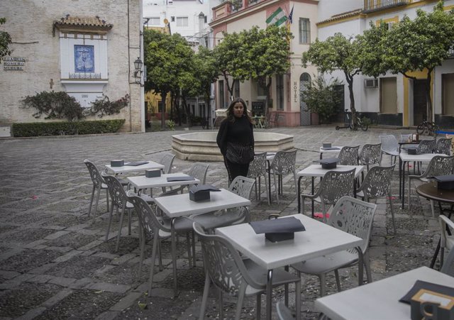 Imágenes del impacto del virus del Coronavirus en el sector turístico .
Una camarera espera la llegada de clientes en un restaurante del barrio de Santa Cruz, en Sevilla (Andalucía, España), a 03 de marzo de 2020.