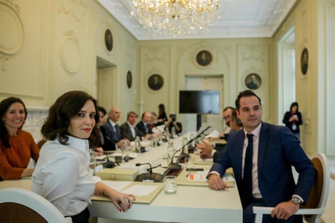 La presidenta de la Comunidad de Madrid, Isabel Díaz Ayuso junto a Ignacio Aguado y resto de consejeros durante el Consejo de Gobierno extraordinario del pasado 9 de marzo de 2020.