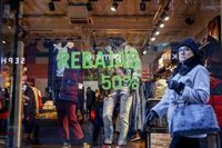 La patronal del comercio textil tacha de "irresponsabilidad" mantener tiendas abiertas