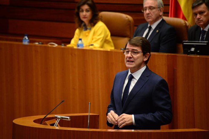 El presidente de la Junta, Alfonso Fernández Mañueco, en las Cortes.