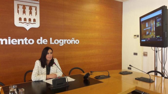 La concejala de Economía y Hacienda, Esmeralda Campos, ofreciendo la rueda de prensa vía 'streaming'.