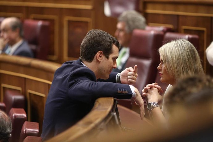 El presidente del PP, Pablo Casado, conversa con  la presidenta de Fundación de Víctimas, Mari Mar Blanco, en la pasada legislatura cuando ella era diputada del Grupo Popular.