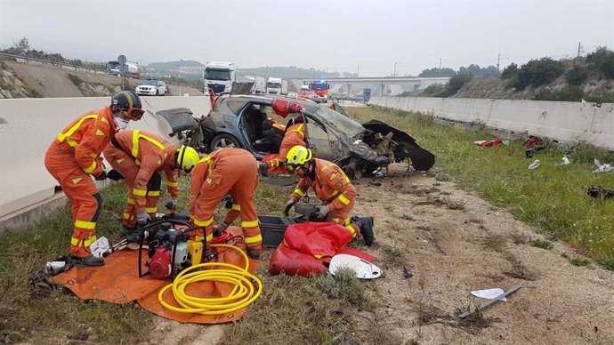Bomberos actúan en una salida de vía de un coche en la A35, a la altura del municipio valenciano de Moixent