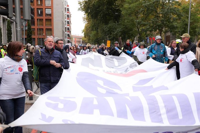 Participantes en la manifestación de la Marea Blanca para defender la sanidad pública en la Comunidad de Madrid, en la capital española a 17 de noviembre de 2019.