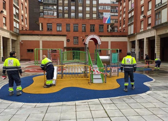 Operarios del Ayuntamiento de Barakaldo acordonan un parque infantil