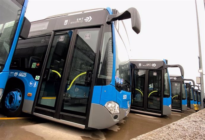 Autobuses de la EMT aparcados en una de las cocheras de Transporte Municipal de Madrid.