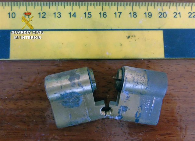 Imagen de una cerradura manipulada en el robo