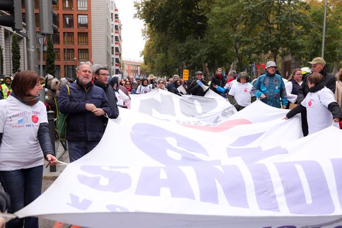 Participants en la manifestació de la Marea Blanca per defensar la sanitat pública a la Comunitat de Madrid, 17 de novembre del 2019.