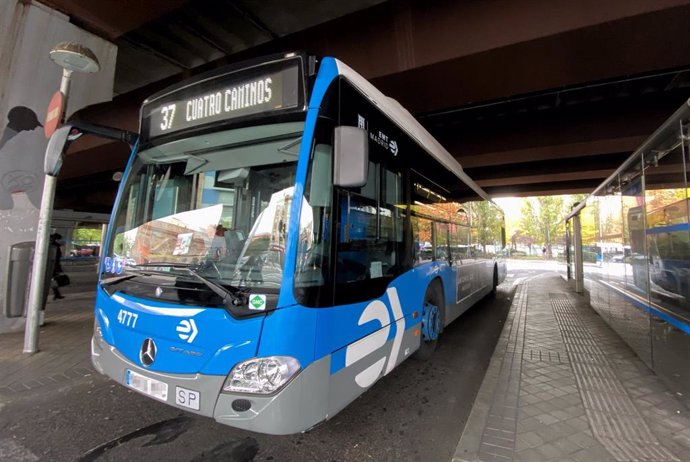 Un autobús de la EMT de la línea 37 de Cuatro Caminos durante su ruta por Madrid.