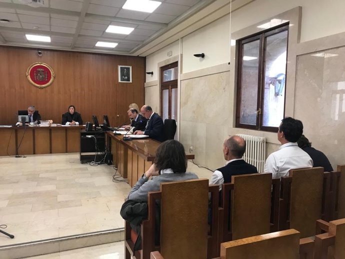 Los acusados por el caso IME, en la Audiencia Provincial para la celebración de una vista.