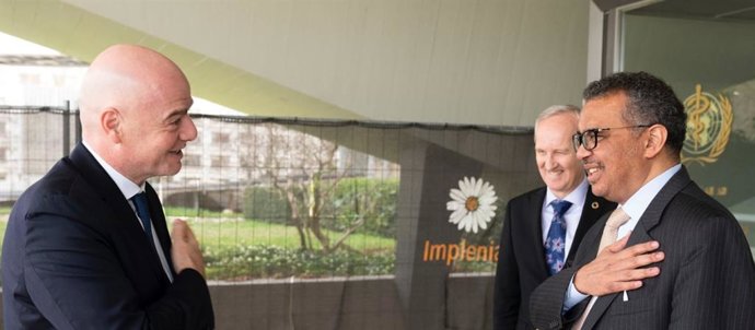 El presidente de la FIFA, Gianni Infantino, con el director general de la OMS, el doctor Tedros Adhanom Ghebreyesus