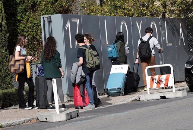 Universitarios abandonan un colegio mayor de Madrid tras la suspensión de las clases por el coronavirus.