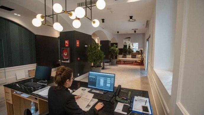 Una trabajadora de la cadena Soho Boutique Hotels que ha cedido establecimientos que cierre por el coronavirus para las necesidades de las autoridades sanitarias