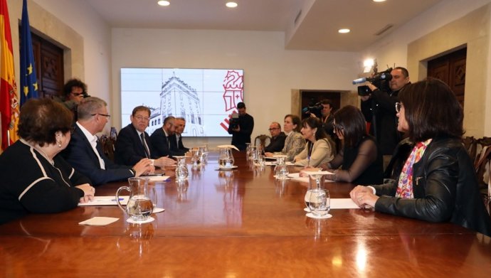 Reunión de Ximo Puig y representantes del sector de la distribución agroalimentaria y las asociaciones de consumidores