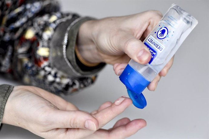 Una persona usa el gel de manos desinfectante en Bélgica
