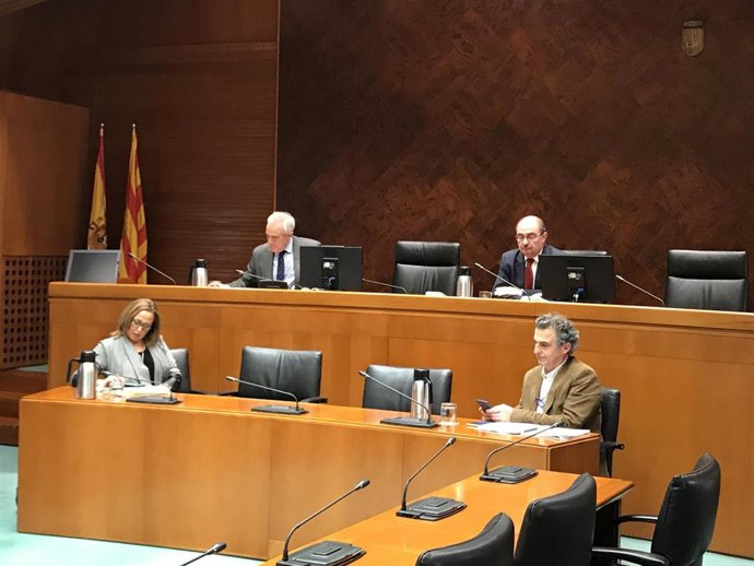 El presidente del Gobierno de Aragón, Javier Lambán, la consejera de Presidencia, Mayte Pérez, el director general de Salud Pública, Francisco Javier Falo, y el presidente del Parlamento, Javier Sada