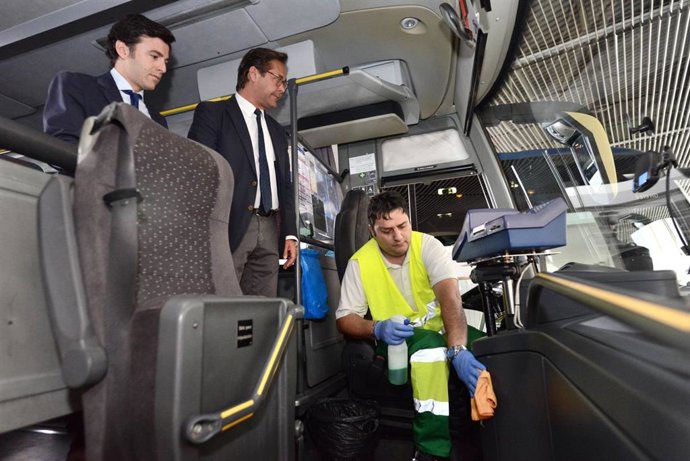 Imagen de la limpieza de autobuses del Consorcio de Transporte Metropolitano