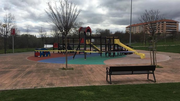 El Ayuntamiento de Logroño ha acordonado los parques infantiles en prevención por el coronavirus