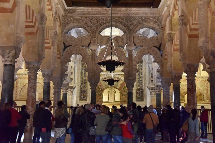 Turistas ante el Mihrab en la Mezquita-Catedral de Córdoba, en una imagen de archivo.