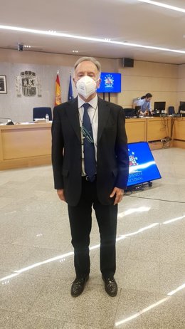 Miguel Bernad, con mascarilla en el juicio oral contra Ausbanc.