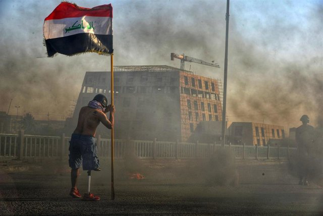 Hombre con la bandera de Irak 