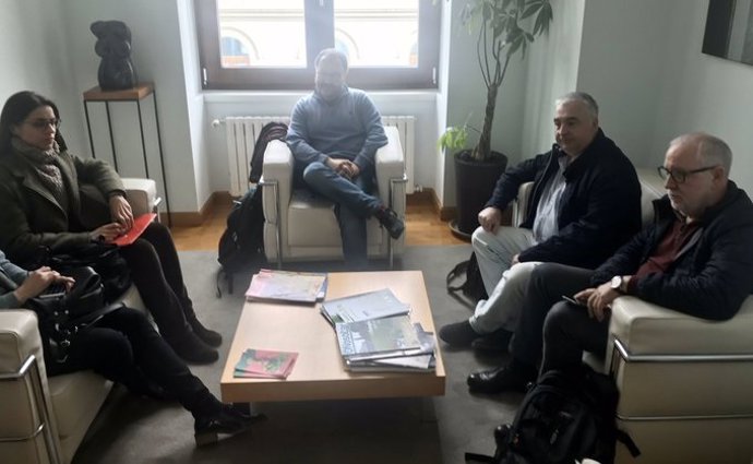 Los sindicatos se plantan ante la Xunta para intentar reunirse con Educación